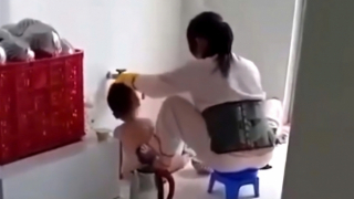 Tạm dừng hoạt động cơ sở mầm non tư thục có bảo mẫu dùng bạo lực ép trẻ ăn