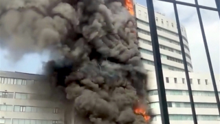 Cảnh sát PCCC nhanh chóng dập tắt đám cháy nhà cao tầng trên phố Thái Hà