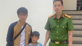 Công an xã Phiêng Ban giúp đỡ cháu bé đi lạc về với gia đình