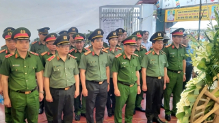 Đồng đội, người thân nghẹn lòng đến viếng, tiễn biệt Thiếu tá Nguyễn Đăng Khải