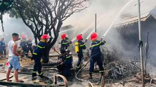 Công an TP Huế nỗ lực dập tắt vụ cháy lớn tại chợ An Lỗ