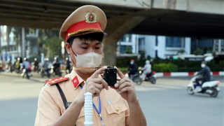 Camera giám sát siêu nhỏ giúp CSGT xử lý xe máy vượt đèn đỏ, đi ngược chiều