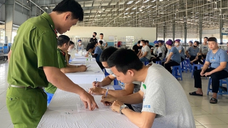 Công an Quảng Nam đến khu trọ xét nghiệm ma tuý cho hàng trăm công nhân