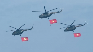 Mãn nhãn cảnh máy bay kéo cờ hợp luyện trên bầu trời TP Hồ Chí Minh