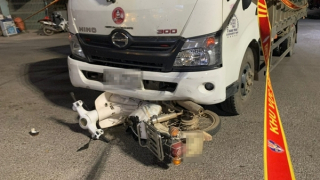 Điều khiển xe gắn máy vượt đèn đỏ đâm vào ô tô tải tử vong