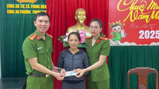 Nữ thợ may vui mừng khi được Công an phường trao trả số tiền đánh rơi