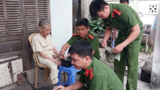 Công an ra đảo Cù Lao Chàm phục vụ dân làm căn cước