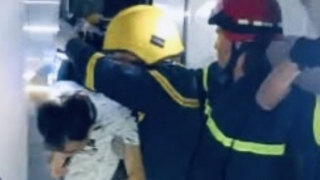 Cứu người đàn ông Trung Quốc bị mắc kẹt trong thang máy