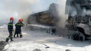 Cảnh sát dập tắt vụ cháy xe tải trên QL1A