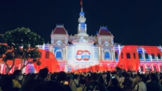 Người dân hào hứng với các chương trình trong dịp đại lễ