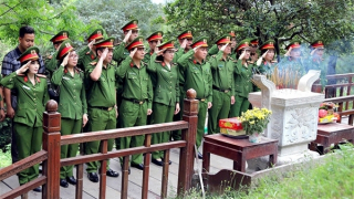 Tri ân các Anh hùng liệt sĩ và viếng mộ Đại tướng Võ Nguyên Giáp