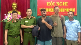 Công an phường hỗ trợ du khách nước ngoài nhận lại hộ chiếu, tài sản