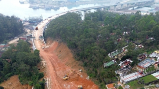 Thi công đường ven biển theo kiểu “nhảy cóc” vì vướng mặt bằng