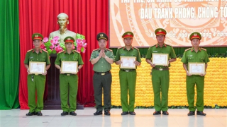 Khen thưởng các tập thể, cá nhân truy nóng, bắt nhanh hung thủ giết người cướp của ở Khánh Hòa