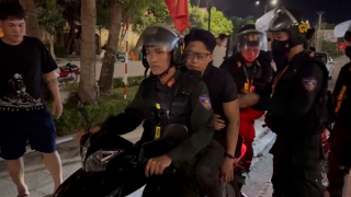 Tuần tra đêm, Cảnh sát Cơ động  hỗ trợ thanh niên bị nạn đi cấp cứu