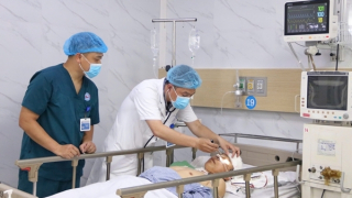 Cứu sống người đàn ông bị đóng đinh 10 cm vào đầu chưa rõ nguyên nhân