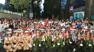 Người dân nô nức đến xem hợp luyện diễu binh, diễu hành Kỷ niệm 50 năm Ngày Giải phóng miền Nam