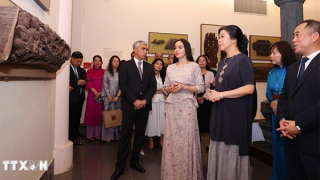 Phu nhân Ngô Phương Ly và Phó Chủ tịch Quỹ Heydar Aliyev tham quan Bảo tàng Mỹ thuật Việt Nam