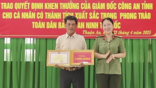 Khen thưởng tài xế xe ôm mưu trí chở đối tượng giết người vào trụ sở Công an