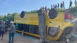 Lật xe chở học sinh trên Quốc lộ, nhiều người bị thương