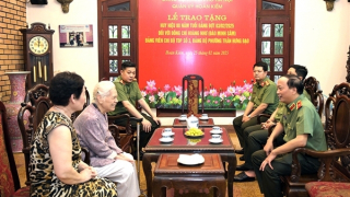 Thứ trưởng Đặng Hồng Đức thăm hỏi, tri ân gia đình các đồng chí cố lãnh đạo Bộ Công an