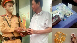 Đánh rơi 5 chỉ vàng và gần 20 triệu trên phố, người dân được CSGT tìm trả lại