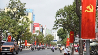 Làm rõ hành vi của người phụ nữ rạch pano tuyên truyền kỷ niệm ngày lễ lớn của đất nước