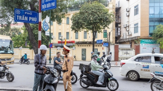 Xử lý mạnh hành vi đi ngược chiều, chạy xe máy lên vỉa hè và vượt đèn đỏ