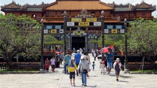 Nắng nóng "đỏ rực" cả nước