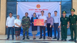 Hỗ trợ người dân bản Ta Lui (Lào) sau trận hỏa hoạn thiêu rụi 35 ngôi nhà