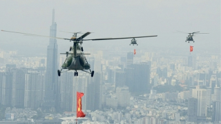 Người dân hào hứng ghi lại khoảnh khắc trực thăng “lượn” qua mái nhà, ô cửa