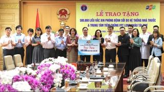 Bộ Y tế tiếp nhận 500.000 liều vaccine sởi do FPT Long Châu trao tặng