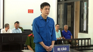 Chiếm đoạt tiền công ty để đánh bạc qua mạng