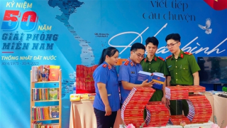 Công an Trà Vinh giới thiệu cuốn sách của đồng chí Tổng Bí thư Tô Lâm nhân Ngày sách và văn hóa đọc