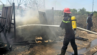 Cảnh sát nhanh chóng dập tắt đám cháy khu chứa dung môi giữa trưa