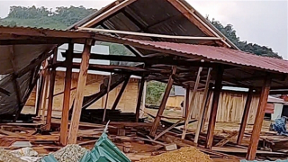Gió mạnh và mưa đá làm sập, tốc mái 16 căn nhà ở biên giới Quảng Nam