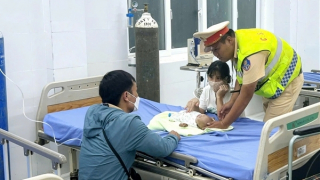 CSGT kịp thời đưa bé 4 tháng tuổi nguy kịch đến bệnh viện cấp cứu