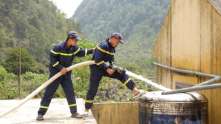 Lặng thầm những bước chân chở nước lên non