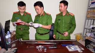 Kẻ "ngáo đá" đến Công an phường khai nhận dùng ma túy có 3 khẩu súng và 39 viên đạn