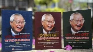 Bộ sách tái hiện một con người cách mạng