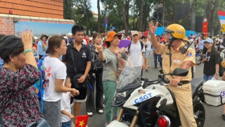 Người dân nô nức đổ về trung tâm xem sơ duyệt diễu binh, diễu hành