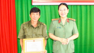 Khen thưởng thành viên Tổ đảm bảo ANTT vận động kẻ có lệnh truy nã đặc biệt ra đầu thú