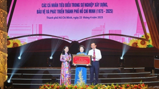 Anh hùng Mai Kiều Liên được vinh danh cá nhân tiêu biểu dịp 50 năm thống nhất đất nước