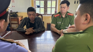 Giả vờ mượn rồi cướp giật điện thoại ở trạm chờ xe buýt