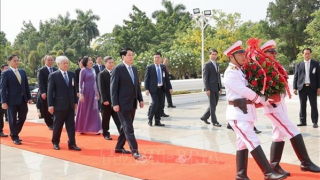 Chủ tịch nước Lương Cường dâng hoa tưởng niệm Chủ tịch Kaysone Phomvihane