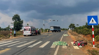 Va chạm với xe tải, 2 vợ chồng đi xe máy tử vong