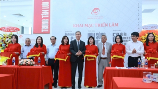 Triển lãm “Non sông nối liền một dải”