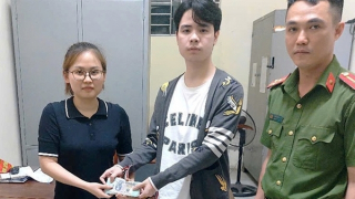Công an phường Ninh Mỹ trao trả tài sản cho người dân để quên