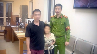 Cảnh sát giúp đỡ cậu bé lớp 3 đi lạc khi đạp xe vào Nam xem diễu binh