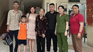 Công an xã tìm người thân cho cụ bà đi lạc